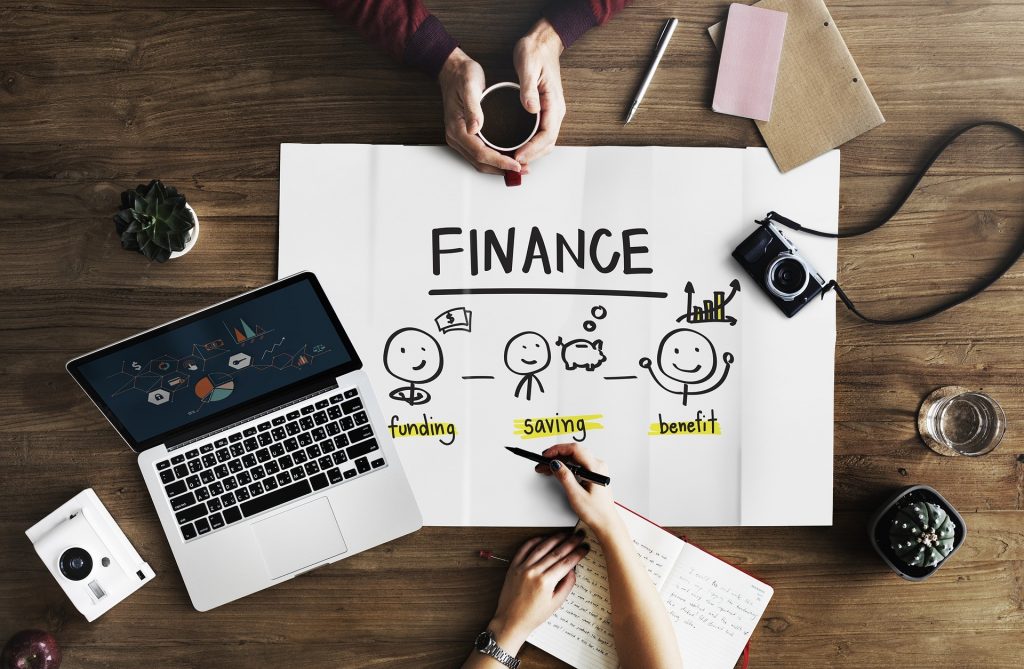 Ilustrace finančního plánování — funding, saving, benefit — osobní finance a oddlužení